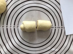 从下向上卷起，切成两半