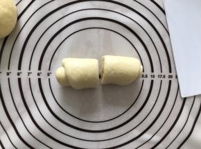 从下向上卷起，切成两半