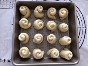 沾一点白芝麻，放入烤盘中，放入烤箱二次发酵40分钟，