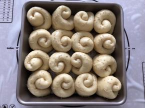 发酵完成后，表面刷上蜂蜜，撒上白芝麻