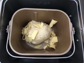 加入软化好的黄油，继续和面10分钟