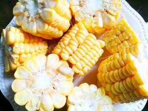 玉米切成小段。