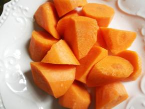 胡萝卜切滚刀块。