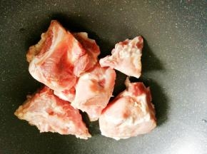 将筒骨洗净，放入锅里。