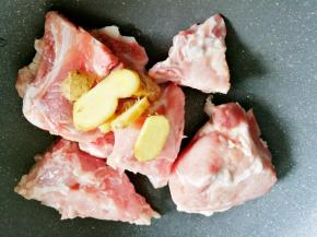 加三片姜，一勺料酒，加入适量的水煮开，撇去浮末。