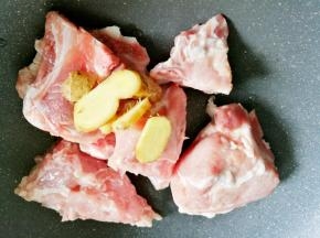 加三片姜，一勺料酒，加入适量的水煮开，撇去浮末。