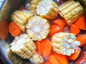 加入没过食材的水，盖上锅盖煲50分钟。