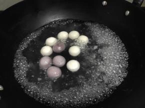 先把汤圆煮熟