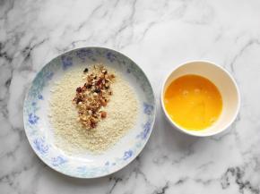 准备好鸡蛋，面包糠，坚果碎