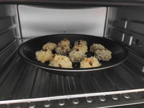 烤箱无需预热，180度上下火，10分钟即可