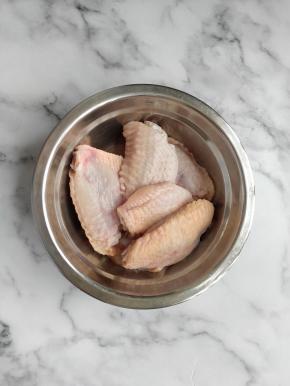 鸡翅洗净，加盐腌制