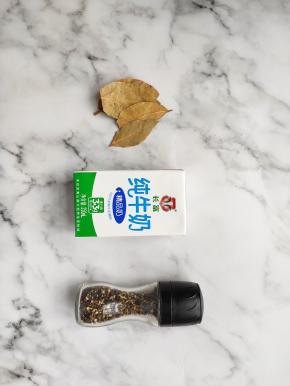 准备好纯奶，香叶，黑胡椒