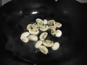 锅中放入底油，先将蘑菇炒熟，盛起备用