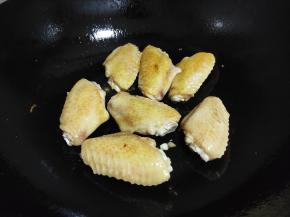 放入鸡翅，小火慢煎至两面金黄