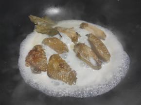 放入250ml牛奶，香叶，小火慢煮