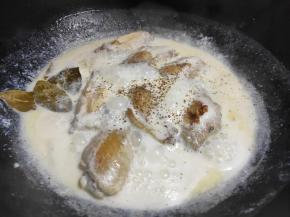 牛奶微微收汁时，加入黑胡椒粉，翻炒均匀，收汁