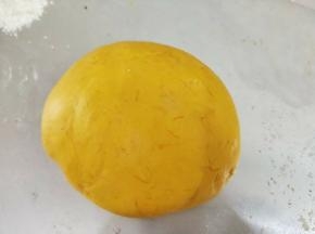南瓜上锅蒸熟，用料理机打成泥，面粉加入酵母、南瓜泥和白糖、奶粉和鸡蛋，揉成光滑的面团，达到初步扩展阶段，然后加入黄油，继续揉到有手套膜，面团重新揉成团，放到温暖处发酵一个小时左右。