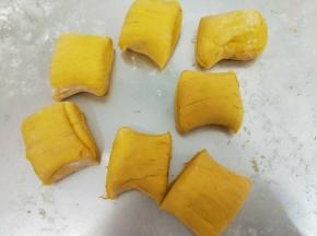 把面团拉开有蜂窝状，一发就结束了，把发酵后的面团充分排气，然后分成7等份，饧15分钟。