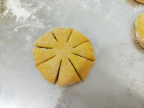 接着在每份的中间再剪上一刀，如图所示。