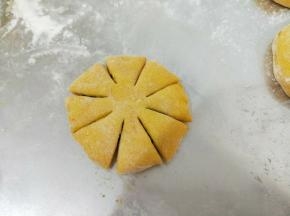 接着在每份的中间再剪上一刀，如图所示。