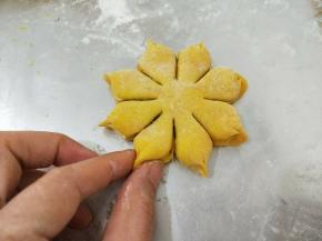 最后用拇指和食指捏一下，捏出花瓣的样子；全部做好后放到烤箱，调到发酵功能，进行二发40分钟。

