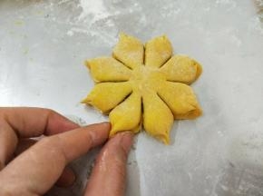 最后用拇指和食指捏一下，捏出花瓣的样子；全部做好后放到烤箱，调到发酵功能，进行二发40分钟。

