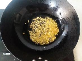 开中火倒入稍微多一点的油烧热后关火，放入姜末蒜末利用余温煸香