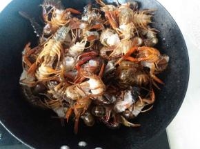 倒入龙虾开大火翻炒至没水分