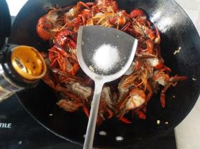 依次放入盐，老抽翻炒，龙虾调料中含有盐，所以炒制的盐要少放点