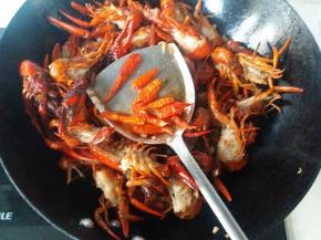 再放入干辣椒翻炒均匀