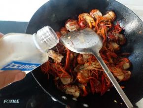 倒入两小勺白酒翻炒去腥。炒制龙虾用白酒去腥效果要比料酒好，而且成品更香