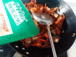 再放入麻辣龙虾调料翻炒均匀