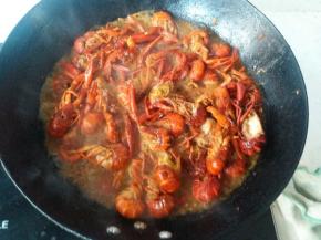 倒入一碗开水，放入虾黄大火烧开，转小火焖十分钟左右