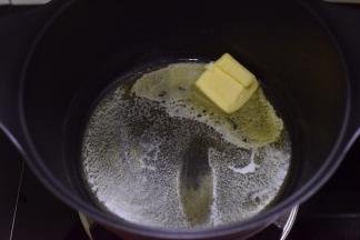 黄油小火融化。