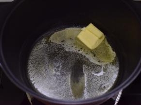 黄油小火融化。