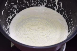 倒入奶粉和盐，融化后马上离火。