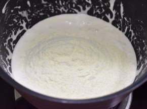 倒入奶粉和盐，融化后马上离火。