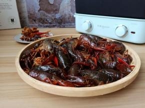 龙虾一定要挑活蹦乱跳的，不然不能买。