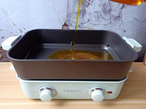 东菱多功能锅多加一点菜籽油，（锅够深，无论炖汤还是炒菜都是不错的，还不粘锅哦）