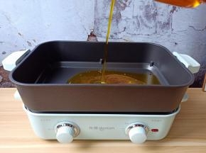 东菱多功能锅多加一点菜籽油，（锅够深，无论炖汤还是炒菜都是不错的，还不粘锅哦）