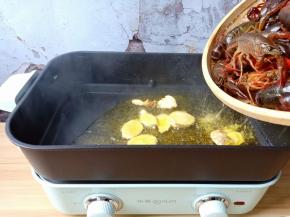 加入生姜、蒜炒出香味，加入龙虾翻炒。