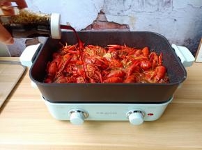 不够咸的我喜欢加点生抽来调味，开大火炖之龙虾入味。