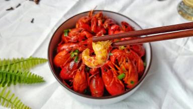 龙虾剥壳，看看这虾肉弹性十足！真是无敌好吃！当然蘸一下汤汁再吃，那味道就更加妙了！