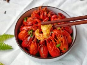 龙虾剥壳，看看这虾肉弹性十足！真是无敌好吃！当然蘸一下汤汁再吃，那味道就更加妙了！