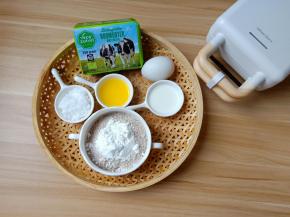 准备好需要的食材，全麦粉与泡打粉，玉米淀粉可以提前混合过筛。