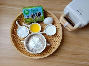 准备好需要的食材，全麦粉与泡打粉，玉米淀粉可以提前混合过筛。