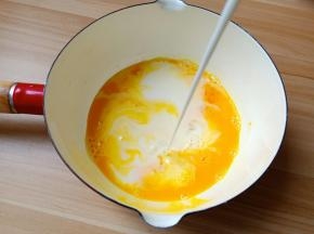 鸡蛋打散加入糖、牛奶搅拌均匀。