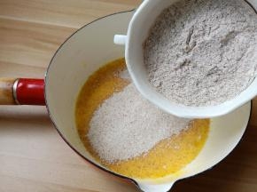 加入过筛后的粉类。