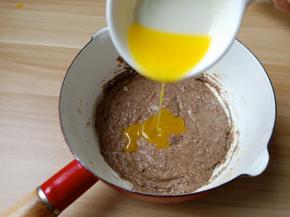 加入融化的黄油（黄油提前隔水加热融化）再次搅拌均匀。