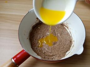 加入融化的黄油（黄油提前隔水加热融化）再次搅拌均匀。